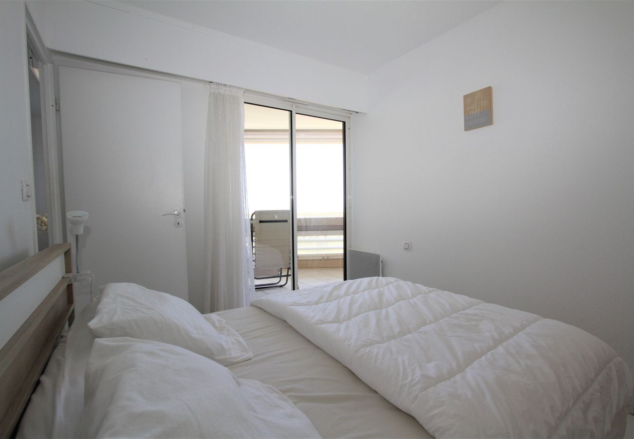 Ferienwohnung in Canet-en-Roussillon - appartement 4 personnes vue mer piscine et parking