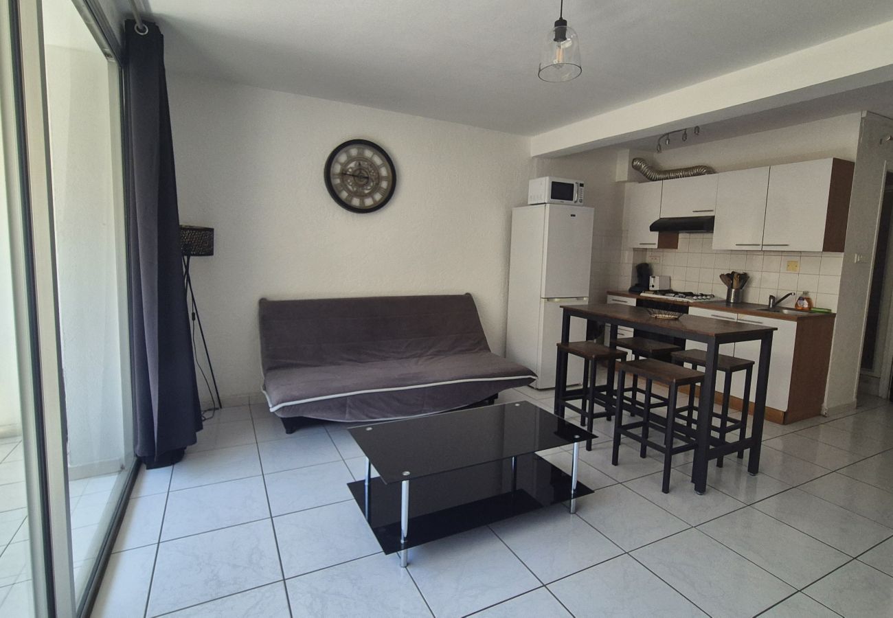 Studio in Canet-en-Roussillon - Studio 2 personnes avec loggia , vue mer latérale 