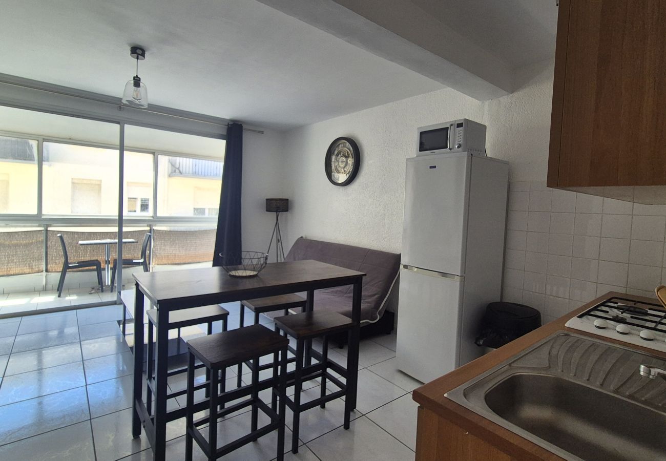 Studio à Canet-en-Roussillon - Studio 2 personnes avec loggia , vue mer latérale 