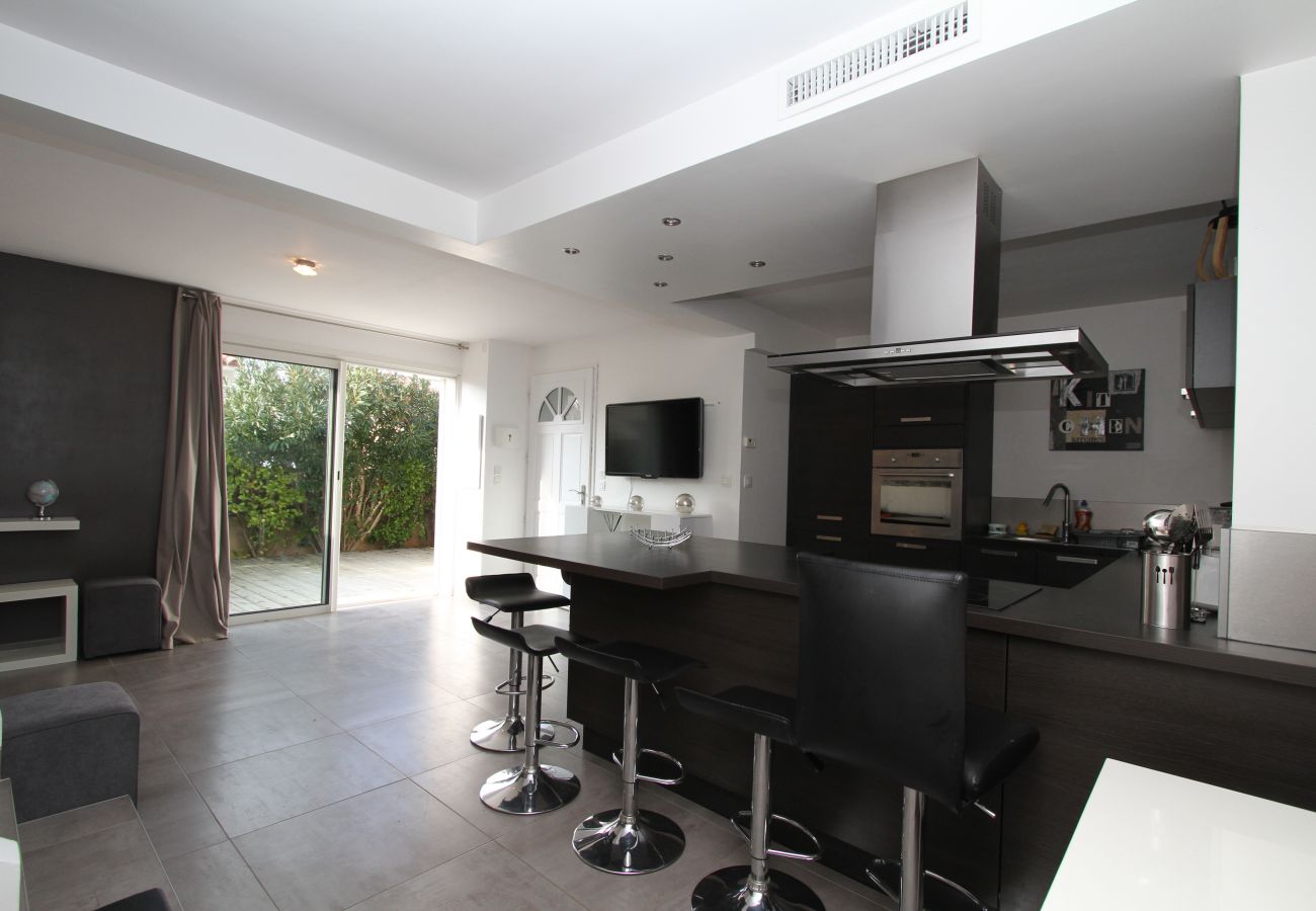 House in Canet-en-Roussillon - Villa Moderne à deux pas de la plage