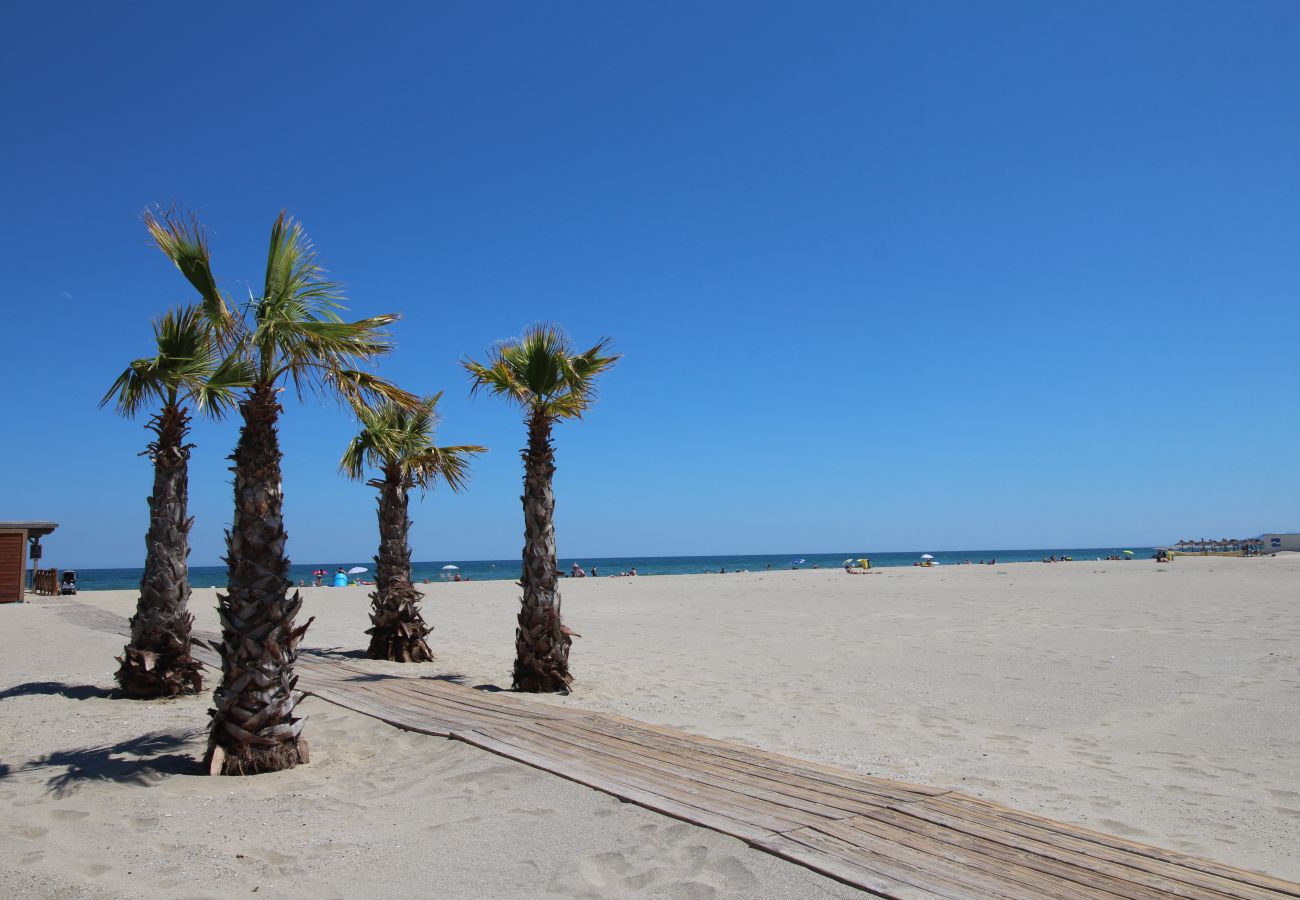 Apartment in Canet-en-Roussillon - Appartement 4 pers. proche de la mer + parking