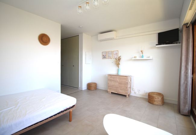 Studio in Canet-en-Roussillon - Studio 4 personnes dans résidence avec piscine + parking