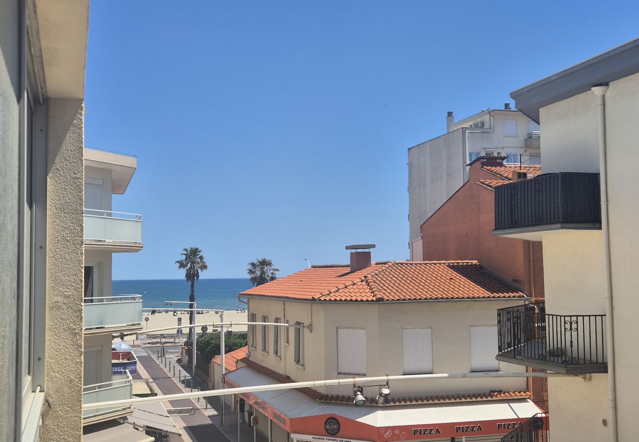 Studio in Canet-en-Roussillon - Studio 2 personnes avec loggia , vue mer latérale 