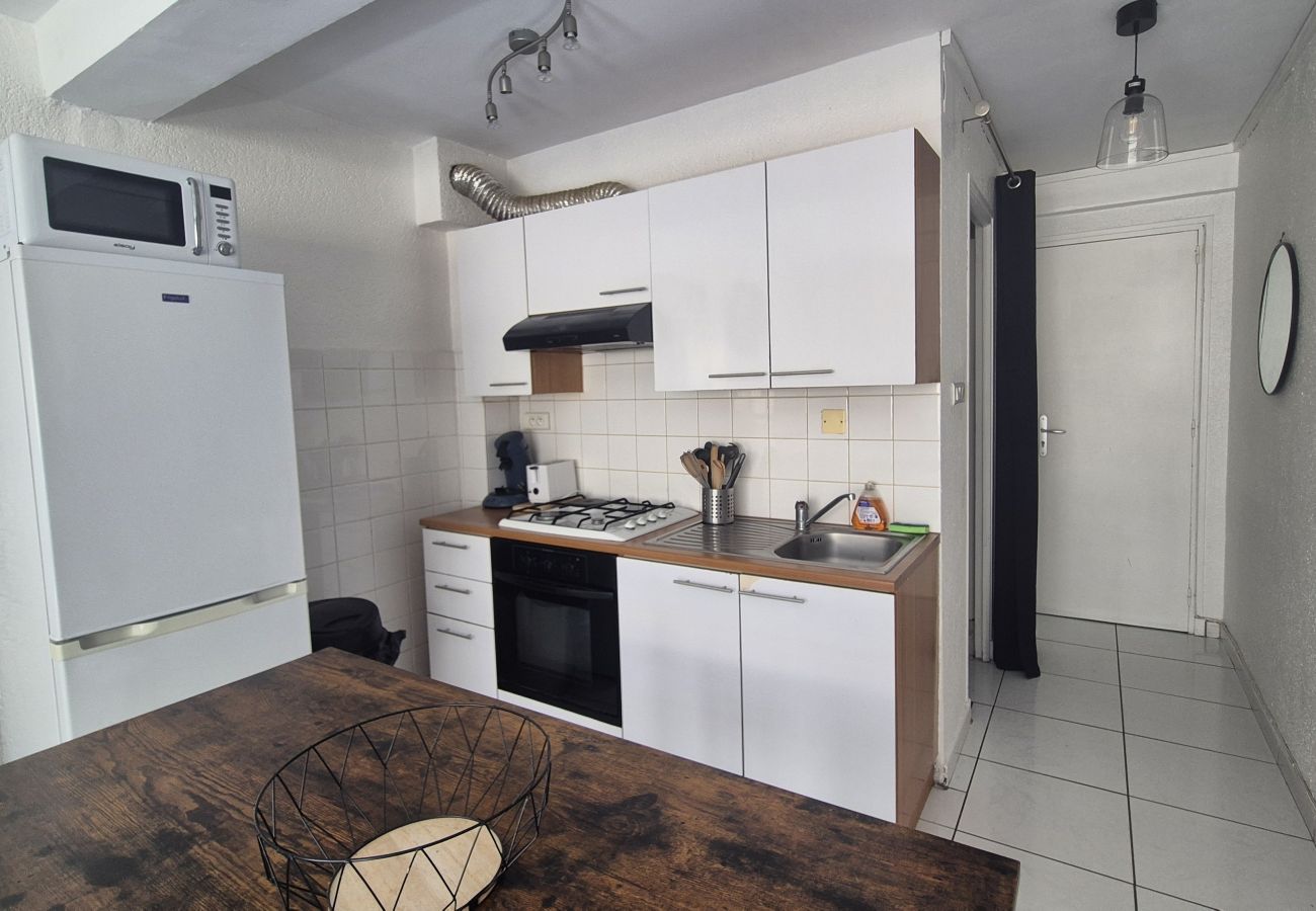 Studio in Canet-en-Roussillon - Studio 2 personnes avec loggia , vue mer latérale 